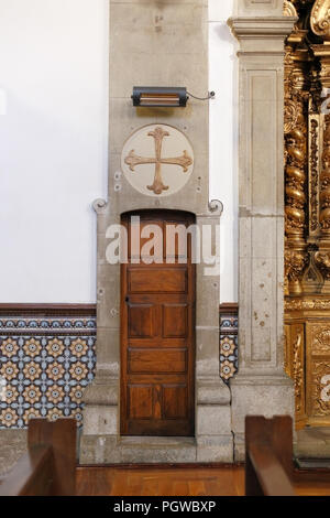 Porto, Portugal, 4. März 2015: Eine der Innere seitliche Tür der alten St. Nikolaus Kirche. Kirche aus dem XVII Jahrhundert, umgebaut im 18. Stockfoto