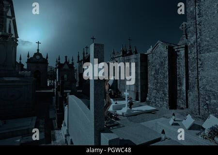 Alte europäische Friedhof in einem bewölkten Nacht. Fokus auf den Vordergrund. Stockfoto