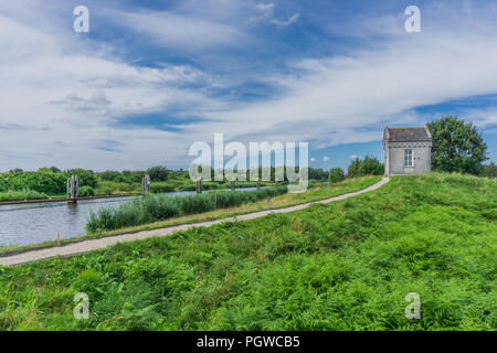 Kleines Haus Haus Gebäude auf dem Hügel Entfernung anzeigen Stockfoto