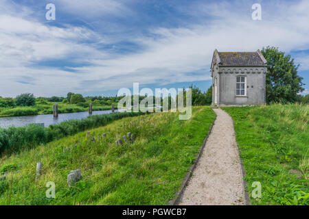 Kleine Lodge mit Wanderweg in der Nähe des Kanals Stockfoto