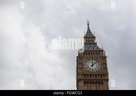 Big Ben Glockenturm und eine Uhr, die zeigt, ein wenig über den Mittag Stockfoto