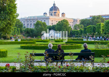 Leute sitzen auf einer Bank in der berühmten Volksgarten Park, Wien, Österreich Stockfoto