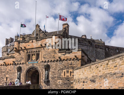 Edinburgh, Schottland, Großbritannien, 14. Juni 2012: braun Stein Schloss Torhaus unter blauen Himmel mit weißen Wolken und grauen Stein Schloss überragt. Menschen o Stockfoto