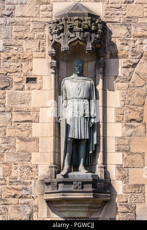 Edinburgh, Schottland, Großbritannien, 14. Juni 2012: Nahaufnahme von Bronze Robert Bruce Statue auf braunen Fassade von Schloss Torhaus. Stockfoto