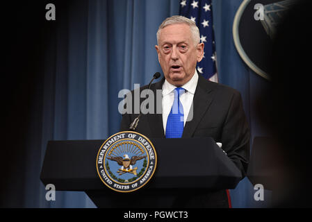 Us-Verteidigungsminister James N. Mattis spricht auf einer gemeinsamen Pressekonferenz mit dem Vorsitzenden des Generalstabs, Marine Corps Gen. Joseph F. Dunford, das Pentagon, Arlington, Va., Nov. 28, 2018. DoD Foto von Lisa Ferdinando Stockfoto