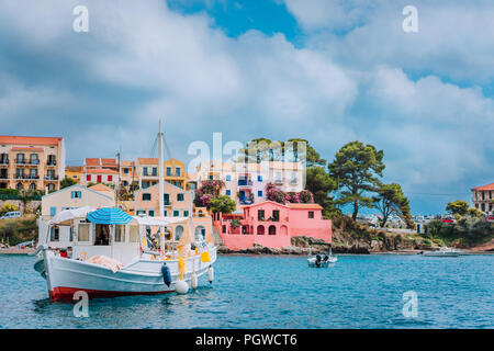 Blick auf die wunderschöne Bucht von Assos Dorf mit Fischerboot vor Anker in Front- und Wolken im Hintergrund, der Insel Kefalonia, Griechenland Stockfoto