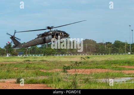 Idaho Army National Guard und Montana Army National Guard Soldaten aus Die 116 Kavallerie Brigade Combat Team ein live-fire Übung mit Royal Thai Army Soldaten an der Kavallerie Zentrum in der thailändischen Provinz Saraburi 12.08.28, dem letzten Hanuman Guardian 2018 Schulungsveranstaltung für Infanterie Soldaten aus beiden Kräften zu führen. Hanuman Guardian 2018, August 20 - 30, baut Kapazitäten beider Armeen, während die Verstärkung der Interoperabilität der USA und Thailand Kräfte, der langjährige Verbündete. Mehr als 150 US-Armee und 350 Army National Guard Soldaten und 350 Royal Thai Army Soldaten beteiligen sich an dem Training". Stockfoto