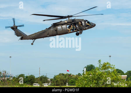 Idaho Army National Guard und Montana Army National Guard Soldaten aus Die 116 Kavallerie Brigade Combat Team ein live-fire Übung mit Royal Thai Army Soldaten an der Kavallerie Zentrum in der thailändischen Provinz Saraburi 12.08.28, dem letzten Hanuman Guardian 2018 Schulungsveranstaltung für Infanterie Soldaten aus beiden Kräften zu führen. Hanuman Guardian 2018, August 20 - 30, baut Kapazitäten beider Armeen, während die Verstärkung der Interoperabilität der USA und Thailand Kräfte, der langjährige Verbündete. Mehr als 150 US-Armee und 350 Army National Guard Soldaten und 350 Royal Thai Army Soldaten beteiligen sich an dem Training". Stockfoto