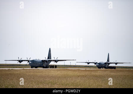 Der rumänischen Luftwaffe Fallschirmjäger der US Air Force C-130J Super Hercules Flugzeuge an der 37th Airlift Squadron, Air Base Ramstein, Deutschland, auf boboc Air Base, Rumänien, 23.08.2018, vergeben. Das Flugzeug flog dann über die Installation als Fallschirmjäger ausgeführt Statische-line fällt als Teil der Übung Karpaten Sommer 2018. (U.S. Air Force Foto von älteren Flieger Devin Boyer) Stockfoto