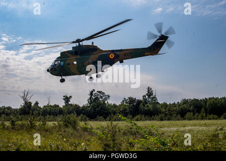 Eine Rumänische Luftwaffe IAR-330Puma Hubschrauber hebt ab, nachdem die Simulation einer Rettungsmission von US Air Force 37th Airlift Squadron Piloten während einer Überleben, Steuerhinterziehung, Rettung, Flucht- und Szenario in Bolovani, Rumänien, Nov. 24, 2018. Die Schulung gab der 37 als Piloten Nachschulungen während rescue Szenarien für die Rumänischen Luftwaffe Piloten auf zu üben. (U.S. Air Force Foto von älteren Flieger Devin Boyer) Stockfoto