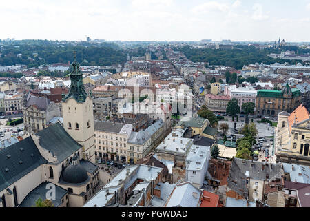 Lemberg, Ukraine - 23. August 2018: Sehenswürdigkeiten im Zentrum von Lwiw - alte Stadt im westlichen Teil der Ukraine. Blick vom Rathausturm. Stockfoto