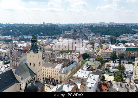 Lemberg, Ukraine - 23. August 2018: Sehenswürdigkeiten im Zentrum von Lwiw - alte Stadt im westlichen Teil der Ukraine. Blick vom Rathausturm. Stockfoto