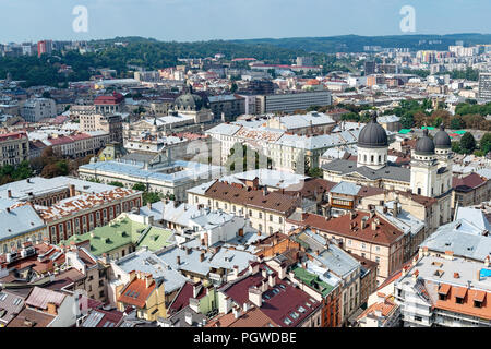 Lemberg, Ukraine - 23. August 2018: Sehenswürdigkeiten im Zentrum von Lwiw - alte Stadt im westlichen Teil der Ukraine. Blick vom Rathausturm. Stockfoto