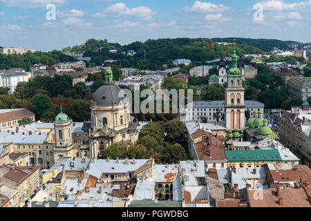 Lemberg, Ukraine - 23. August 2018: Sehenswürdigkeiten im Zentrum von Lwiw - alte Stadt im westlichen Teil der Ukraine. Blick vom Rathausturm. Stockfoto