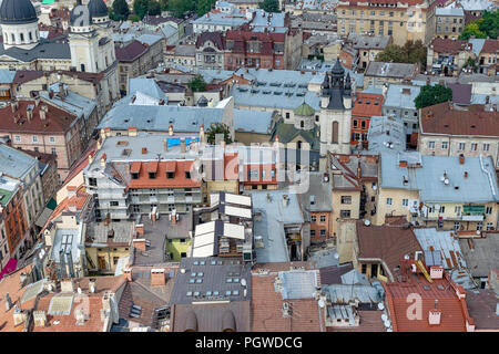 Lemberg, Ukraine - 23. August 2018: Sehenswürdigkeiten im Zentrum von Lwiw - alte Stadt im westlichen Teil der Ukraine. Blick vom Rathausturm. Stockfoto