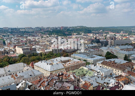 Lemberg, Ukraine - 23. August 2018: Sehenswürdigkeiten im Zentrum von Lwiw - alte Stadt im westlichen Teil der Ukraine. Blick vom Rathausturm. Stockfoto