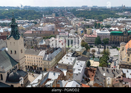 Lemberg, Ukraine - 23. August 2018: Sehenswürdigkeiten im Zentrum von Lwiw - alte Stadt im westlichen Teil der Ukraine. Blick vom Rathausturm. Stockfoto