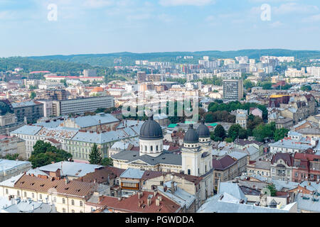 Lemberg, Ukraine - 23. August 2018: Sehenswürdigkeiten im Zentrum von Lwiw - alte Stadt im westlichen Teil der Ukraine. Blick vom Rathausturm. Stockfoto