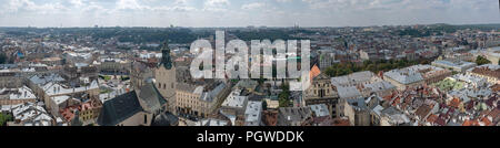 Lemberg, Ukraine - 23. August 2018: Sehenswürdigkeiten im Zentrum von Lwiw - alte Stadt im westlichen Teil der Ukraine. Blick vom Rathausturm. Stockfoto