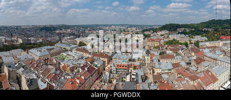 Lemberg, Ukraine - 23. August 2018: Sehenswürdigkeiten im Zentrum von Lwiw - alte Stadt im westlichen Teil der Ukraine. Blick vom Rathausturm. Stockfoto