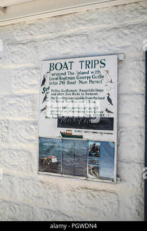 Ein Zeichen Werbung lokale Bootsfahrten auf Sark Insel, in der Nähe von Guernsey, und ein Teil der Channel Islands Stockfoto