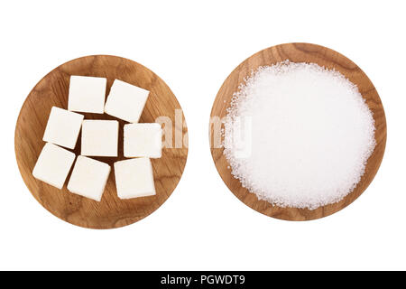 Kristallzucker und Würfel in Houten auf weißem Hintergrund. Ansicht von oben. Flach Stockfoto