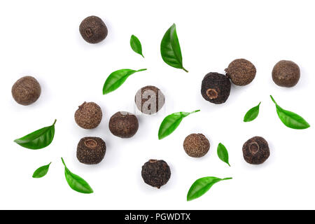 Allspices oder Jamaika Pfeffer mit grünen Blättern auf weißem Hintergrund eingerichtet. Ansicht von oben Stockfoto