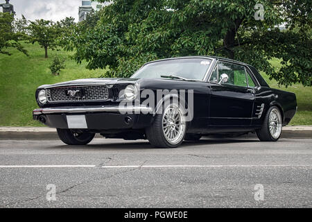 VILNIUS, LITAUEN - 26. AUGUST 2018: 1966 Ford Mustang Hardtop (erste Generation) auf die Straßen der Stadt. Stockfoto