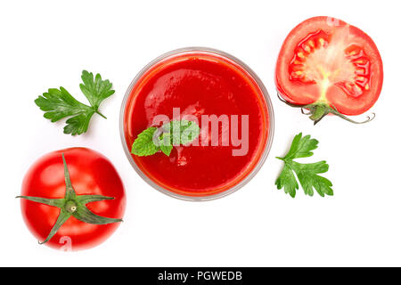 Tomatensaft im Glas- und Tomaten mit Petersilie auf weißem Hintergrund. Ansicht von oben. Flach Stockfoto