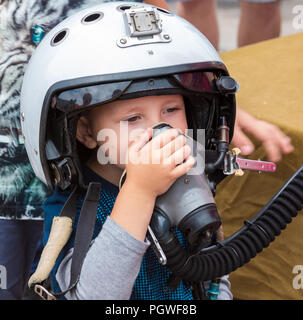 Wladiwostok, Russland - 26 AUGUST, 2018: die Junge im Helm pilot auf jährlichen militärischen Ausstellung russischen Armee 2018 auf zentrale Uglovoe Flugplatz. Stockfoto