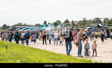 Wladiwostok, Russland - 26. AUGUST 2018: Besucher auf jährlichen militärischen Ausstellung russischen Armee 2018 auf zentrale Uglovoe Flugplatz. Stockfoto