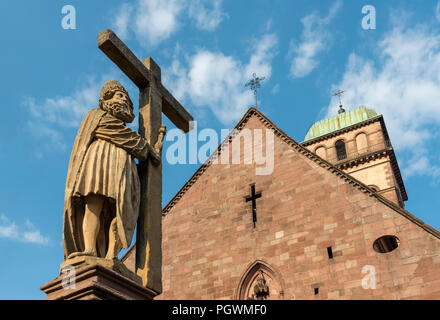 Statue von Kaiser Constantin Brunnen vor der Kirche Sainte Croix in Colmar, Frankreich Stockfoto