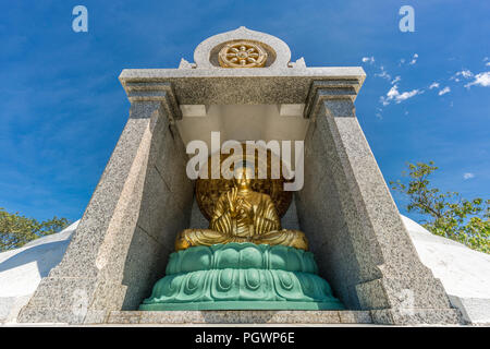 Der buddhistische Tempel von Kanazawa Bussyaritou 仏舎利塔. Der indische Stupa, der von Premierminister Sri Pandit Jawaharlal Nehru gespendet wurde und eine goldene Statue des Buddha enthält Stockfoto