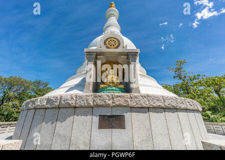 Der buddhistische Tempel von Kanazawa Bussyaritou 仏舎利塔. Der indische Stupa, der von Premierminister Sri Pandit Jawaharlal Nehru gespendet wurde und eine goldene Statue des Buddha enthält Stockfoto