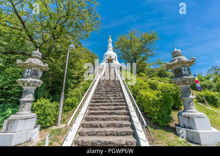 Der buddhistische Tempel von Kanazawa Bussyaritou 仏舎利塔. Der indische Stupa, der von Premierminister Sri Pandit Jawaharlal Nehru gespendet wurde und eine goldene Statue des Buddha enthält Stockfoto