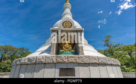 Der buddhistische Tempel von Kanazawa Bussyaritou 仏舎利塔. Der indische Stupa, der von Premierminister Sri Pandit Jawaharlal Nehru gespendet wurde und eine goldene Statue des Buddha enthält Stockfoto