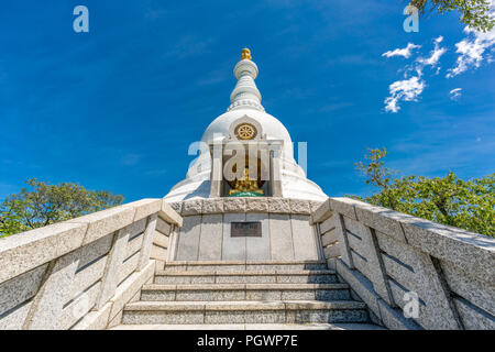 Der buddhistische Tempel von Kanazawa Bussyaritou 仏舎利塔. Der indische Stupa, der von Premierminister Sri Pandit Jawaharlal Nehru gespendet wurde und eine goldene Statue des Buddha enthält Stockfoto