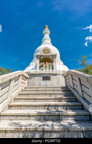 Der buddhistische Tempel von Kanazawa Bussyaritou 仏舎利塔. Der indische Stupa, der von Premierminister Sri Pandit Jawaharlal Nehru gespendet wurde und eine goldene Statue des Buddha enthält Stockfoto