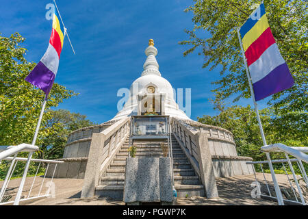 Der buddhistische Tempel von Kanazawa Bussyaritou 仏舎利塔. Der indische Stupa, der von Premierminister Sri Pandit Jawaharlal Nehru gespendet wurde und eine goldene Statue des Buddha enthält Stockfoto