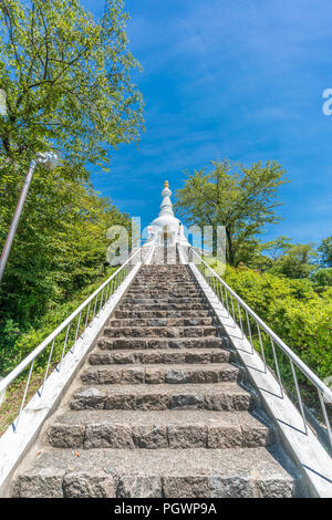 Der buddhistische Tempel von Kanazawa Bussyaritou 仏舎利塔. Der indische Stupa, der von Premierminister Sri Pandit Jawaharlal Nehru gespendet wurde und eine goldene Statue des Buddha enthält Stockfoto