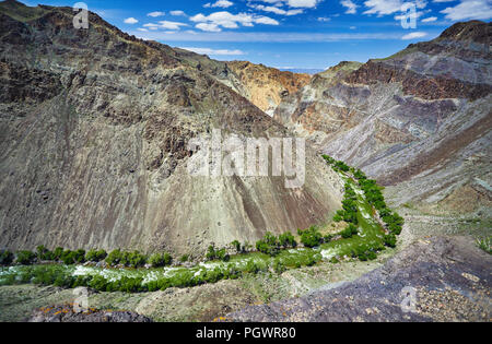 Luftaufnahme des Flusses in Charyn Canyon am Berg Hintergrund in Kazakhsthan Stockfoto