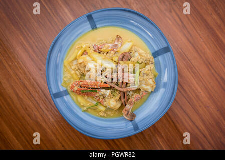 Thai Food, Pu-pad phong Kari, Gebratene Krabben mit Curry macht und etwas Kokosmilch eine der gemeinsamen Fischrestaurants der thailändischen Küche. Stockfoto