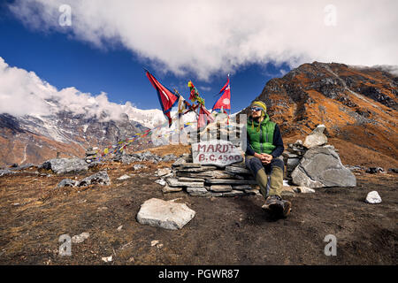 Touristen genießen den Blick auf die schneebedeckten Berge des Himalaya an Mardi Himal Base Camp in Nepal Stockfoto