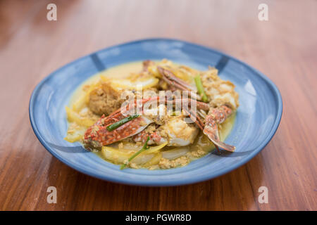 Thai Food, Pu-pad phong Kari, Gebratene Krabben mit Curry macht und etwas Kokosmilch eine der gemeinsamen Fischrestaurants der thailändischen Küche. Stockfoto