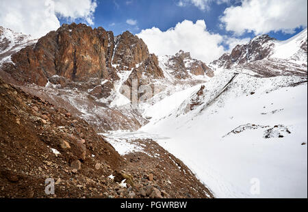 Bergsee in den verschneiten Berg See von Zaili Alatay in Almaty, Kasachstan Stockfoto