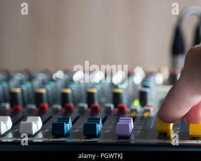 Einstellung Fade Schieberegler auf Audio Mixer im Studio Stockfoto