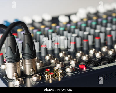 Audio Mixer Ausstattungsdetails im Studio in der Nähe von Stockfoto