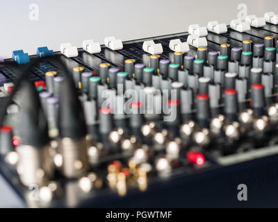 Audio Mixer auf weißem Schreibtisch im Studio Stockfoto