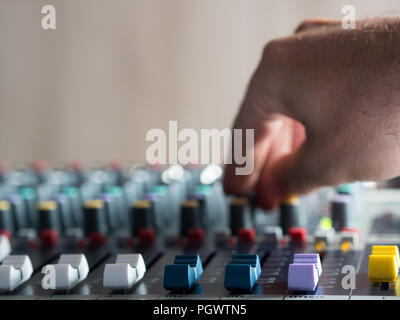 Mann einstellen Tasten auf Audio Mixer im Studio Stockfoto