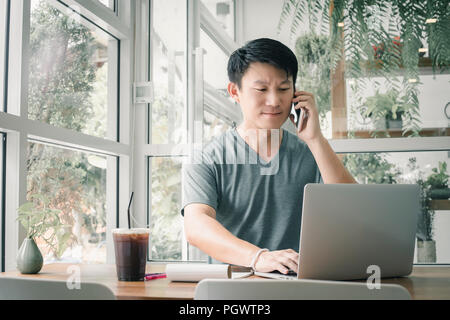 Freelancer Mann online Arbeiten an seinem Haus. Stockfoto